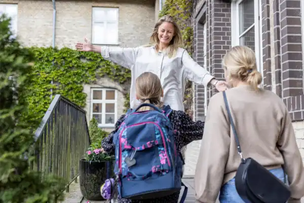Pædagog byder børn velkommen på Julemærkehjemmet Hobro