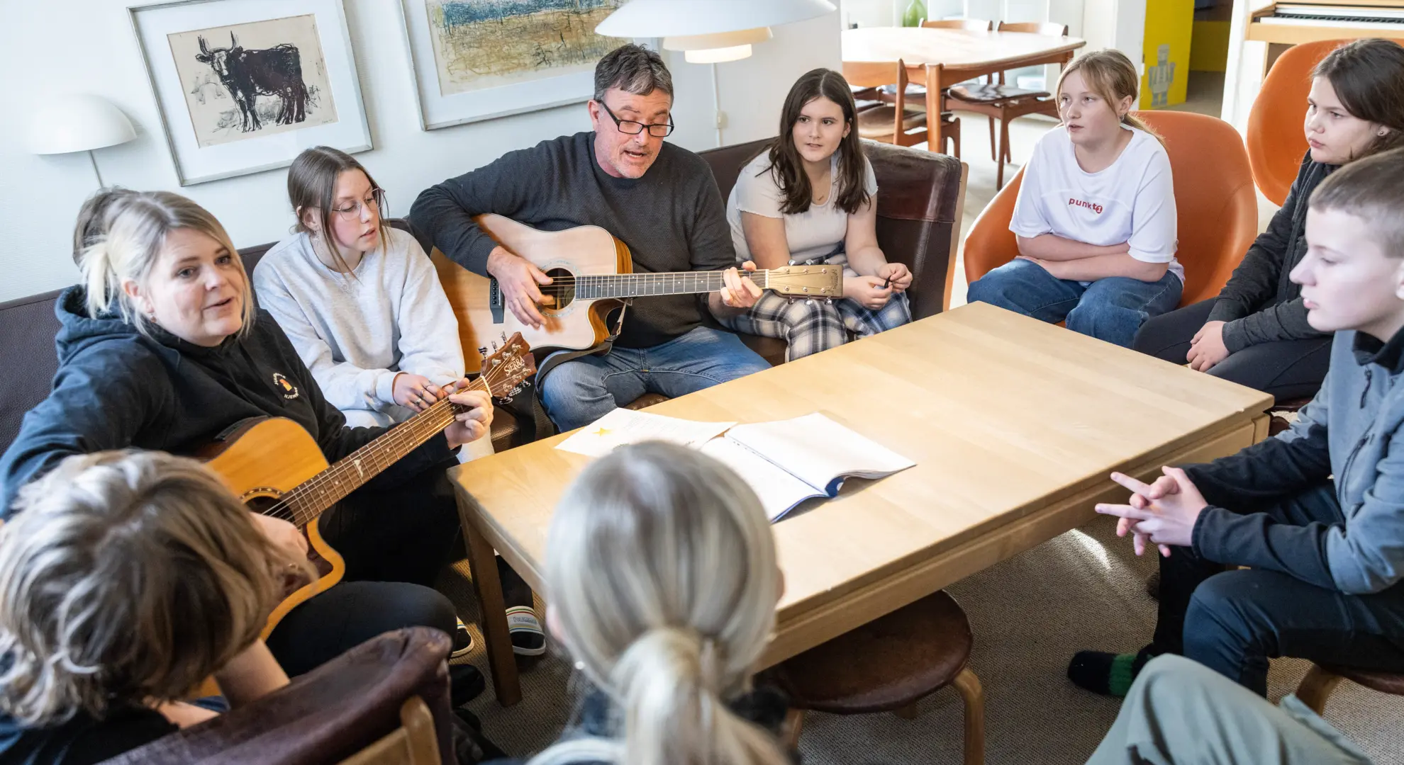 Pædagog byder børn velkommen på Julemærkehjemmet Hobro